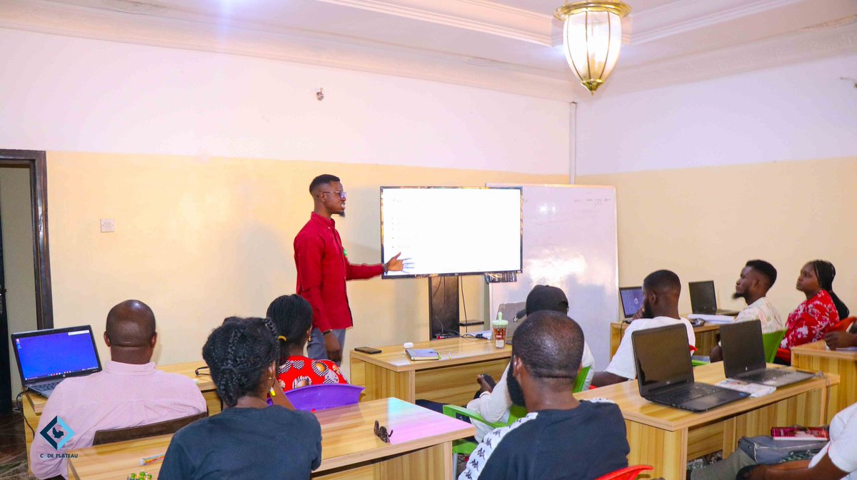 BatureNyiri's tweet image. First Product Design (UI/UX) Class as an instructor @code_plateau Started in April 2023 and it&apos;s been an awesome journey so far. Thank God for the opportunity to touch lives and make an impact in a little way. #codeplateau #uiux #productdesign