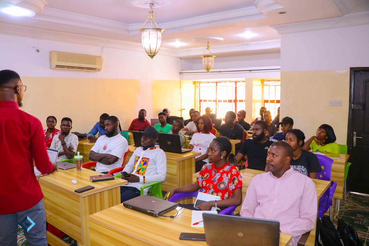 BatureNyiri's tweet image. First Product Design (UI/UX) Class as an instructor @code_plateau Started in April 2023 and it&apos;s been an awesome journey so far. Thank God for the opportunity to touch lives and make an impact in a little way. #codeplateau #uiux #productdesign