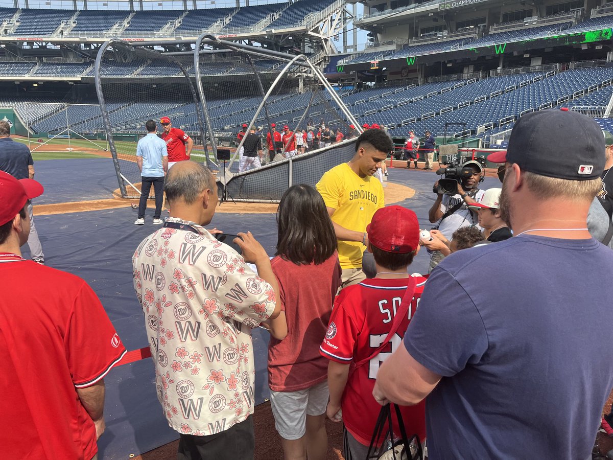 dougherty_jesse's tweet photo. Dude signing autographs during BP: https://t.co/gGZs4SremT