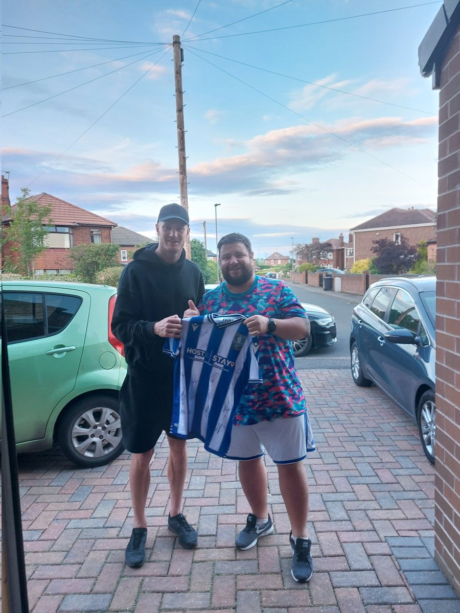 PLEASE RETWEET...A big thank you to <a href="/smudga17/">Michael Smith</a> for not only getting the lads to sign this shirt but being kind enough to deliver it for me. A big thanks to <a href="/kevjohnson77/">🄺🄴🅅 🄹🄾🄷🄽🅂🄾🄽</a> for arranging it. I am doing a spin the wheel for the charity <a href="/_4Louis/">4Louis</a> all proceeds will go to them 1/2