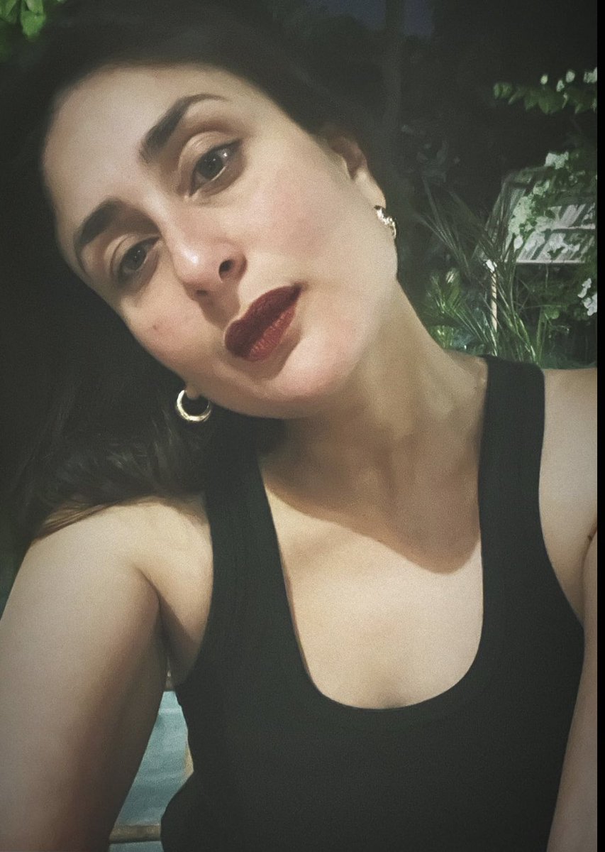 Latest picture of #KareenaKapoorKhan from Goa where the actress is filming #TheCrew, directed by Rajesh Krishnan. The Hindi film also stars #KritiSanon, #Tabu, #DiljitDosanjh and #KapilSharma.