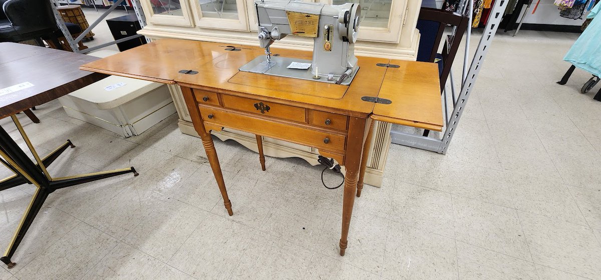 EienAi's tweet image. There was a 1964 Singer Style-o-Matic at the thrift store. It had already sold so we couldn't find out the price. 
It looked to be in good shape. All the nobs still moved smoothly and without a squeak. 

#thrifting #vintagesewing #vintagesinger #singer328