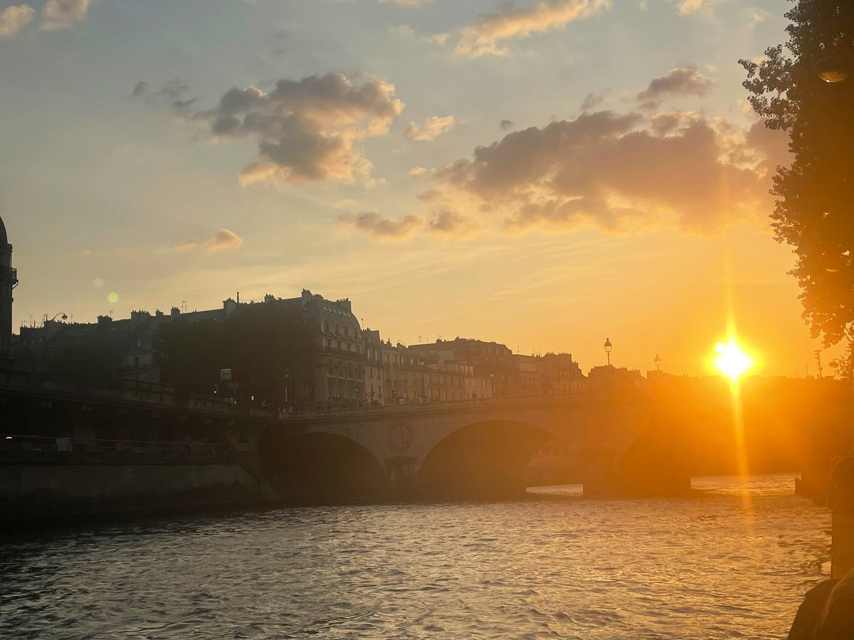 #sunsetphotography #paris #parisestmagique #streetphotography #unesoireeaparis #francemagique #photographieisart