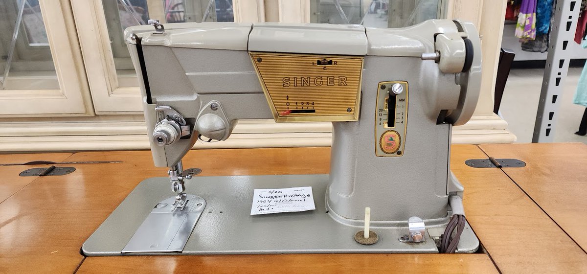 EienAi's tweet image. There was a 1964 Singer Style-o-Matic at the thrift store. It had already sold so we couldn't find out the price. 
It looked to be in good shape. All the nobs still moved smoothly and without a squeak. 

#thrifting #vintagesewing #vintagesinger #singer328
