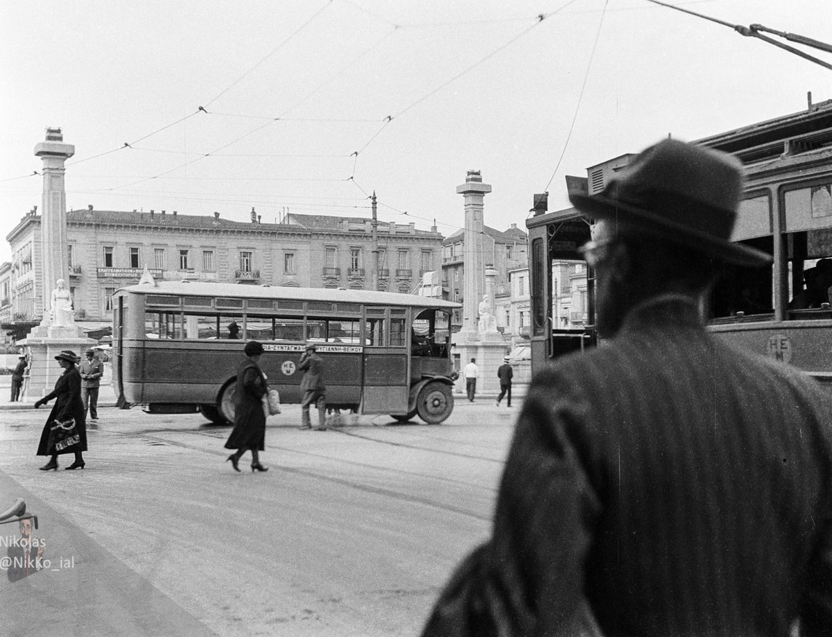 Ομόνοια το 1934.
Λεωφορείο με επιγραφή : 
'ΟΜΟΝΟΙΑ-ΣΥΝΤΑΓΝΑ-ΜΑΚΡΥΓΙΑΝΝΗ-ΒΕΙΚΟΥ'
#Omonoia #Athens