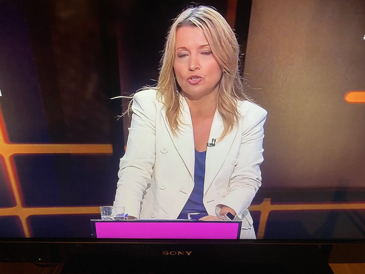 laribocrusat's tweet photo. Barrejant frases en català i castellà @annagrau ⁦@danielsirera⁩ ⁦@PareraEva⁩ pensen que defensen millor el bilingüisme? Doncs no! No Comuniquen! No arriben! I no deixen contents ni als uns ni als altres! #DebatTV3Catràdio https://t.co/gczwMV1D8P