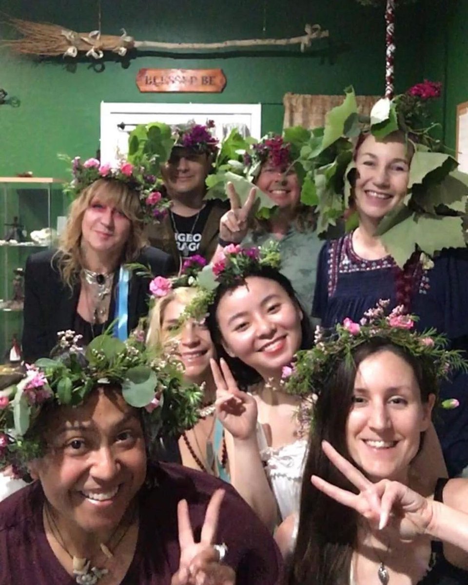 So much fun at my live Vinok Flower Crown workshop last night at @freyshermeticsupplies in Huntington Beach CA! 🌸The next live in-person workshop will be a  Tea Leaf Reading workshop on Sunday June 25th at 8pm 🫖☕️💫⚡️🌙 #tealeafreading #witch #magick #vinok #vidma #slavicmagic