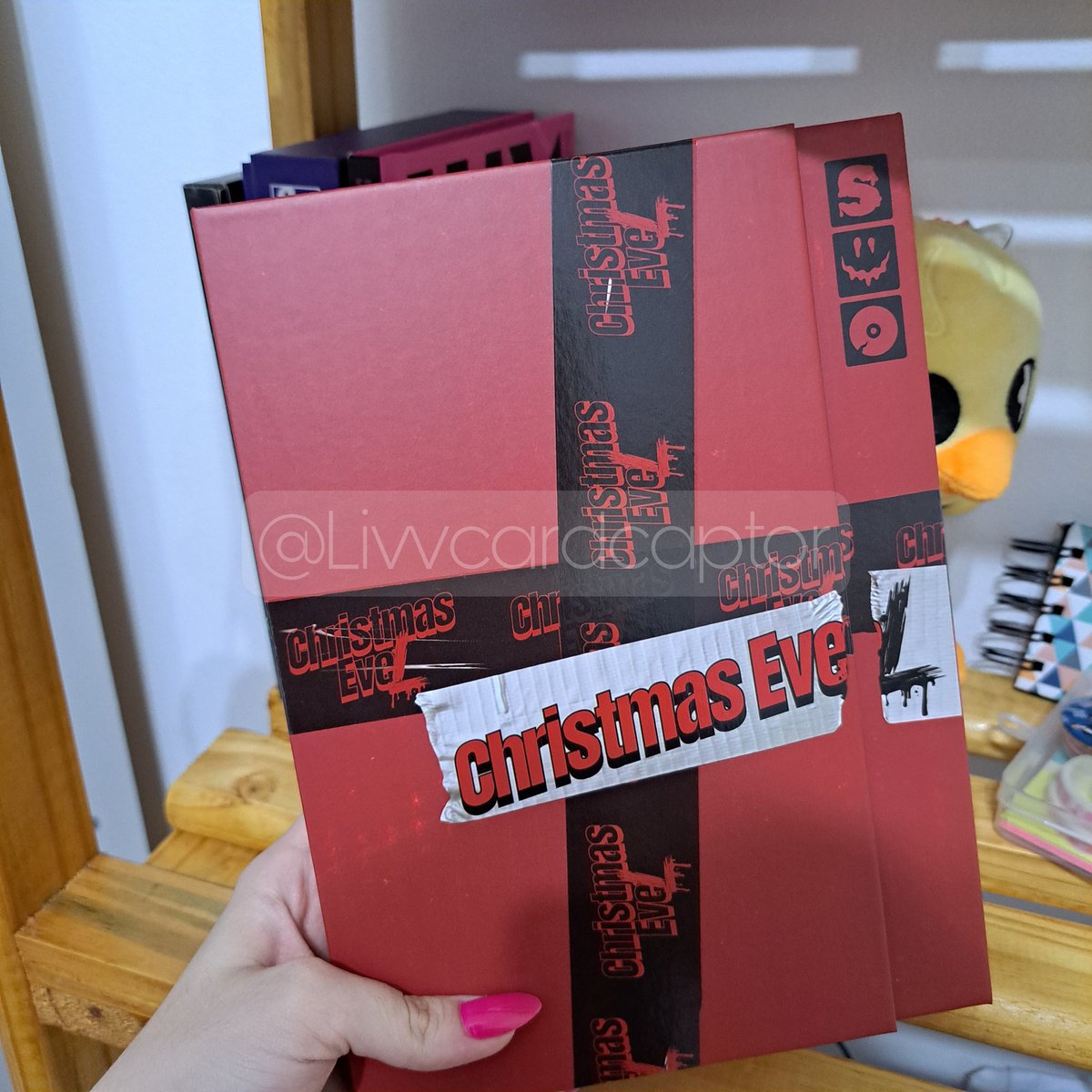 Livvcardcaptor's tweet photo. VEIO AÍ O UNBOXING DE MILHÕES 
Quase lançando outro, eu finalmente comprei o lendário! Christmas Evel! Feedback positivo mais uma vez pra TrendK (🍊) apesar da taxa de 102 reais.

#christmasevel #skz #unboxing #cevel #skzpull #trendk https://t.co/kpFVwquNdr