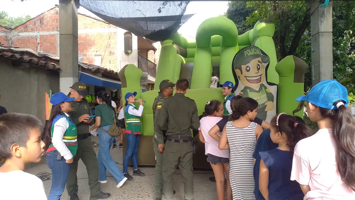 policiasbiensud's tweet photo. Mediante campaña preventiva  DEJANDO HUELLA A LA VISTA DE AMÉRICA  #ProteccionInfancia gugec  administración municipal, secretaria de cultura,Gestores de convivencia  barristas del América realizaron mural  alusivos a los derechos fundamentales de nuestros N.N.A https://t.co/M3WO4fQAiL
