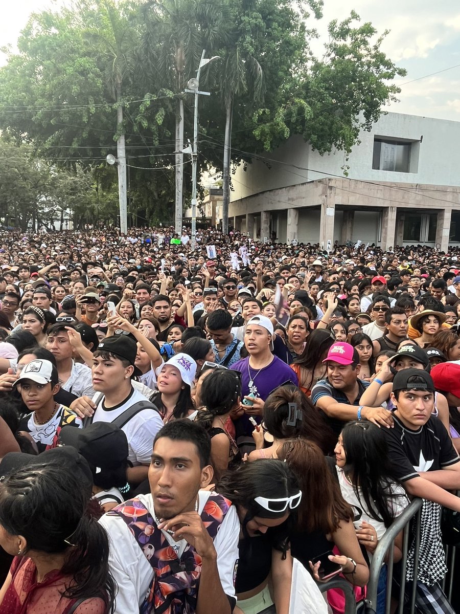 TopMUniverseCom's tweet photo. REINA DE MÉXICO! 

Así se encuentra el zócalo de Acapulco en el concierto GRATUITO que Kenia Os dará en la ciudad esta noche. 😳 

Es un lleno total con más de 50 mil personas. https://t.co/Lp7kYLHbCz