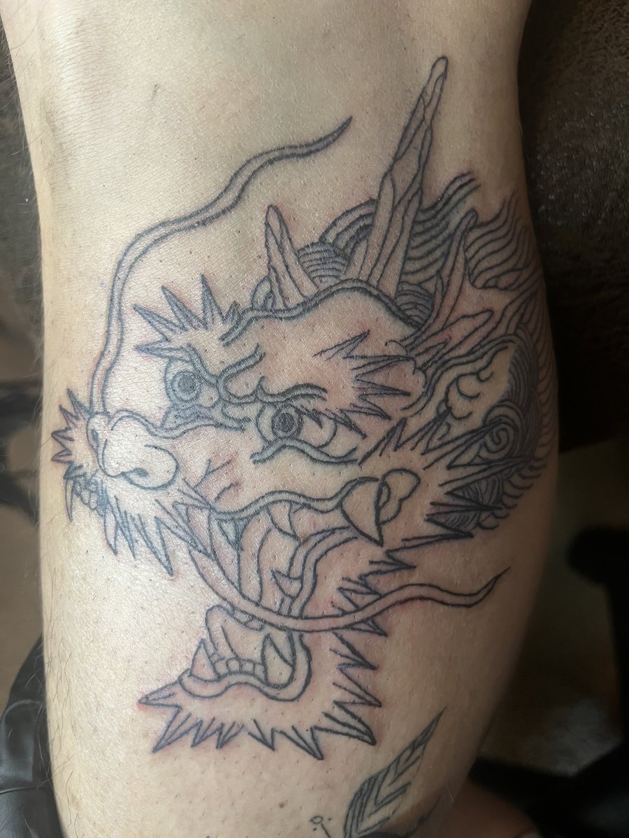 First Japanese piece. Thank you again, @robert_guer0 🙏🏼

#tattooartist #tattoodesign #femaletattooartist #learningtattooartist #japanesetattoo #dragontattoo