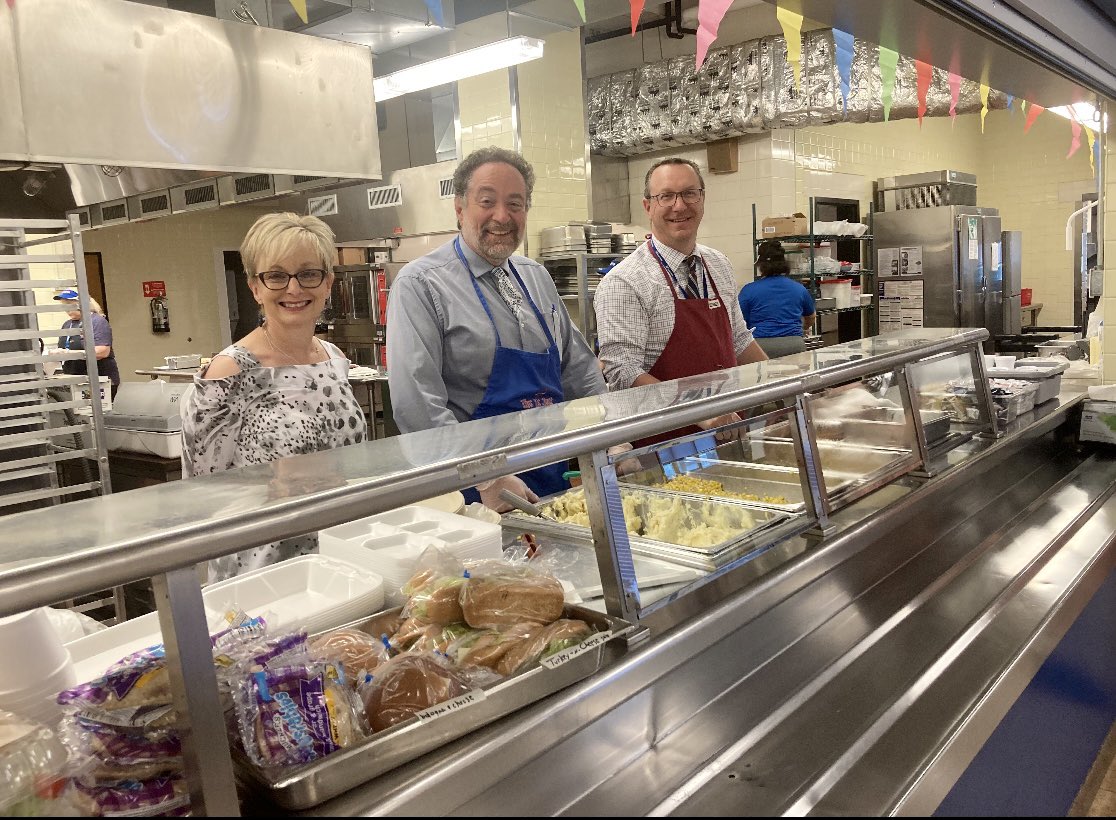 School Lunch is FRESH! 🥬🥦🥝🍓🍎🥕🥒 
DoD Fruits &amp; Veggies plus an amazing display of appreciation at our Middle School today ♥️ #rocketpride #schoollunchrocks #seashoreproduce #fueluprockets