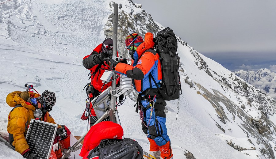 ZhengguanCN's tweet image. 70 years after man&apos;s 1st summit, Chinese expedition makes way to world&apos;s highest peak
A Chinese #expedition team on Tuesday reached the summit of Mount #Qomolangma , the world&apos;s highest peak, where they carried out scientific research.