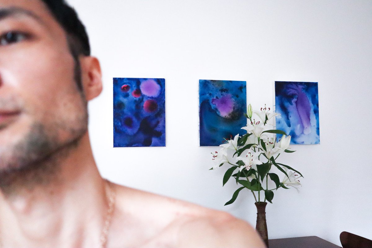 frenchcoffee's tweet photo. Three blue themed paintings and lilies in my living room.
リビングに青系の抽象画三枚と百合。
#lifewithart
#抽象画
#アートのあるくらし https://t.co/vNbXtseuKG