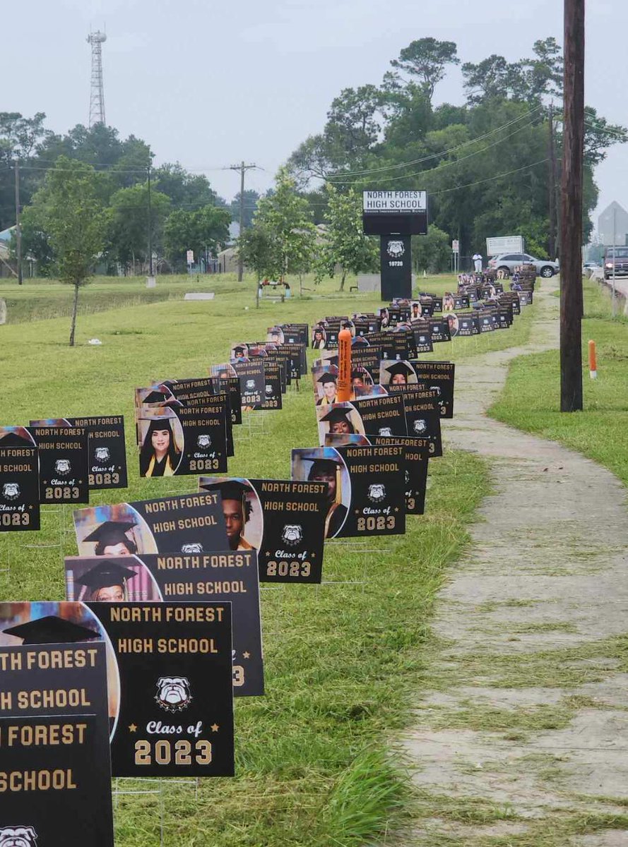 Shout out to Principal Adams and @NorthForestHigh for such a special recognition of their graduating seniors. Every graduating senior is featured on a yard sign as you approach the campus. Way to go, North Forest HS seniors! @HISD_Wraparound @HISDREADY2RISE