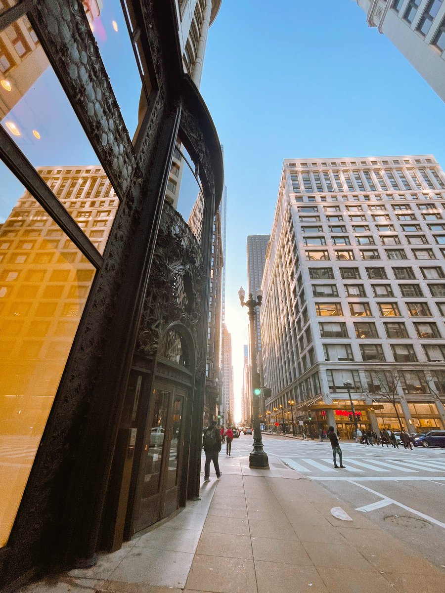 Chicago 🌆 
-
#chicago #streetphotography #city #architecture #chicagoart #skyscrapers #chicagolove #photograghy