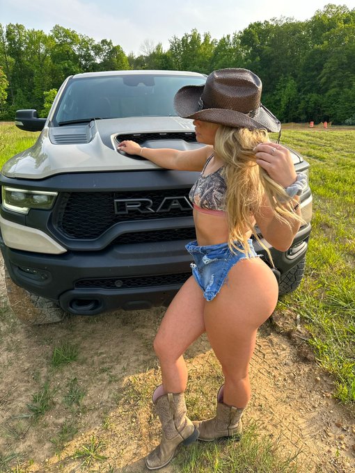 Heard y&rsquo;all like cowgirls 🤠  https://t.co/bqYtMXTRlH https://t.co/SjJLahFWIQ