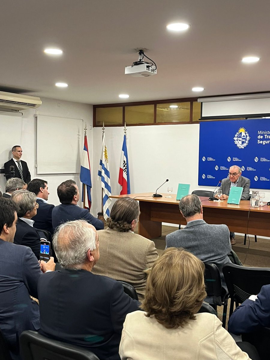 Mpdelcastillo's tweet photo. Emotiva y merecida presentación del libro: Estudios sobre el Derecho de la Huelga en Homenaje a @spcastil. 

Gracias @Pablo_Mieres, Dra. Mangarelli y Dr. Garmendia por sus palabras. https://t.co/VxYWB1CLms