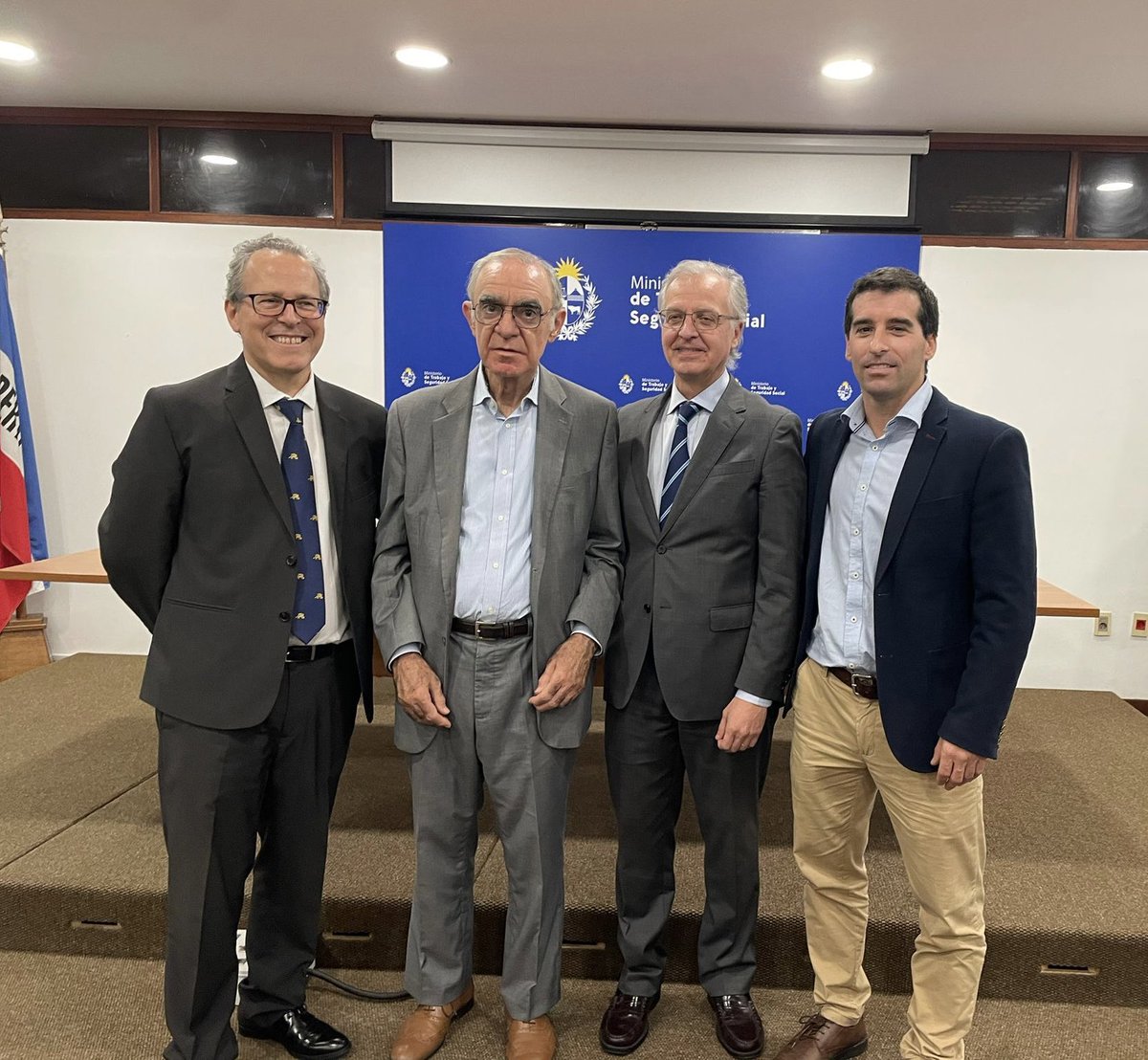 Emotiva y merecida presentación del libro: Estudios sobre el Derecho de la Huelga en Homenaje a <a href="/spcastil/">Santiago Pérez del C</a>. 

Gracias <a href="/Pablo_Mieres/">Pablo Mieres</a>, Dra. Mangarelli y Dr. Garmendia por sus palabras.
