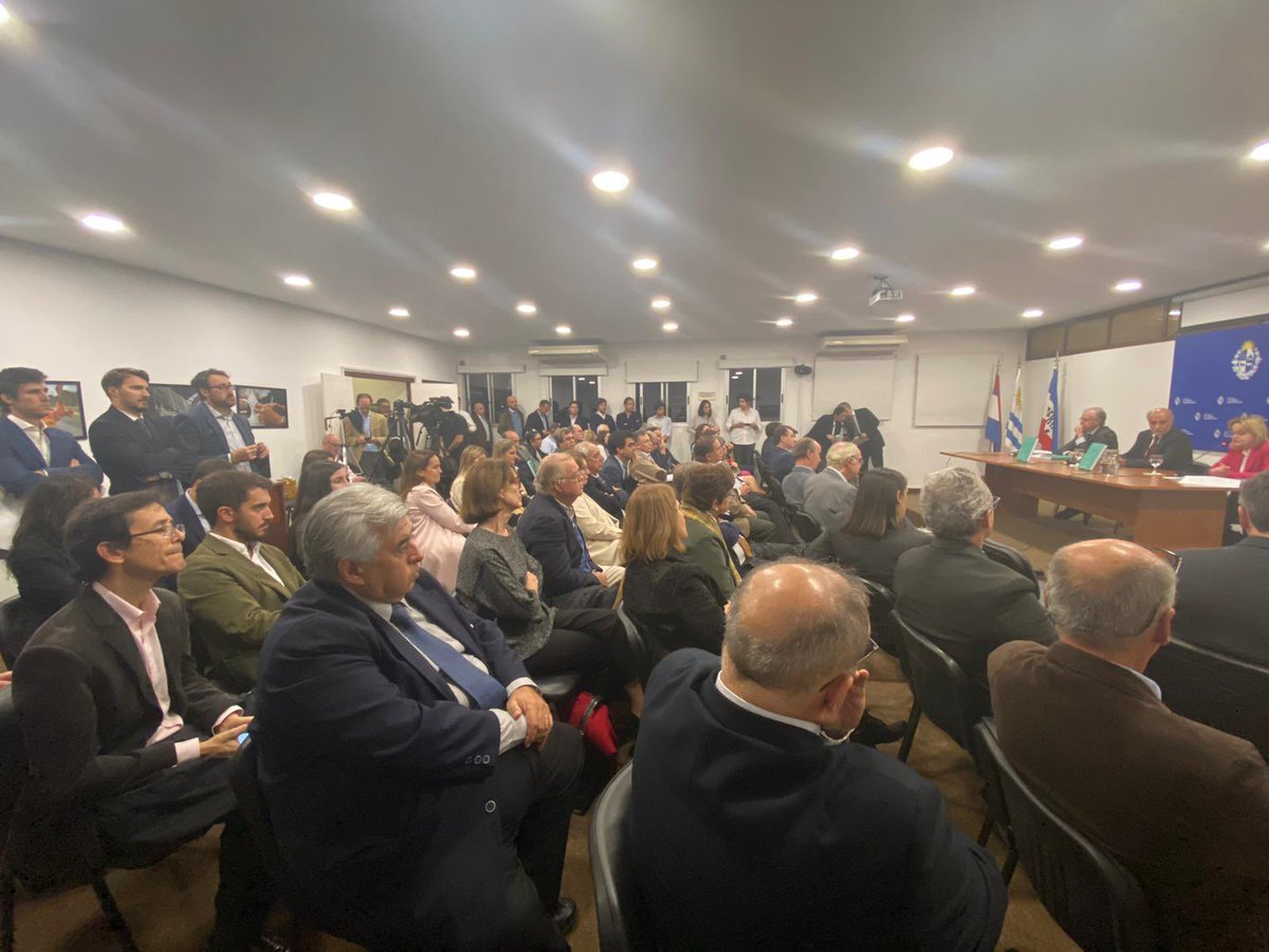 Mpdelcastillo's tweet photo. Emotiva y merecida presentación del libro: Estudios sobre el Derecho de la Huelga en Homenaje a @spcastil. 

Gracias @Pablo_Mieres, Dra. Mangarelli y Dr. Garmendia por sus palabras. https://t.co/VxYWB1CLms
