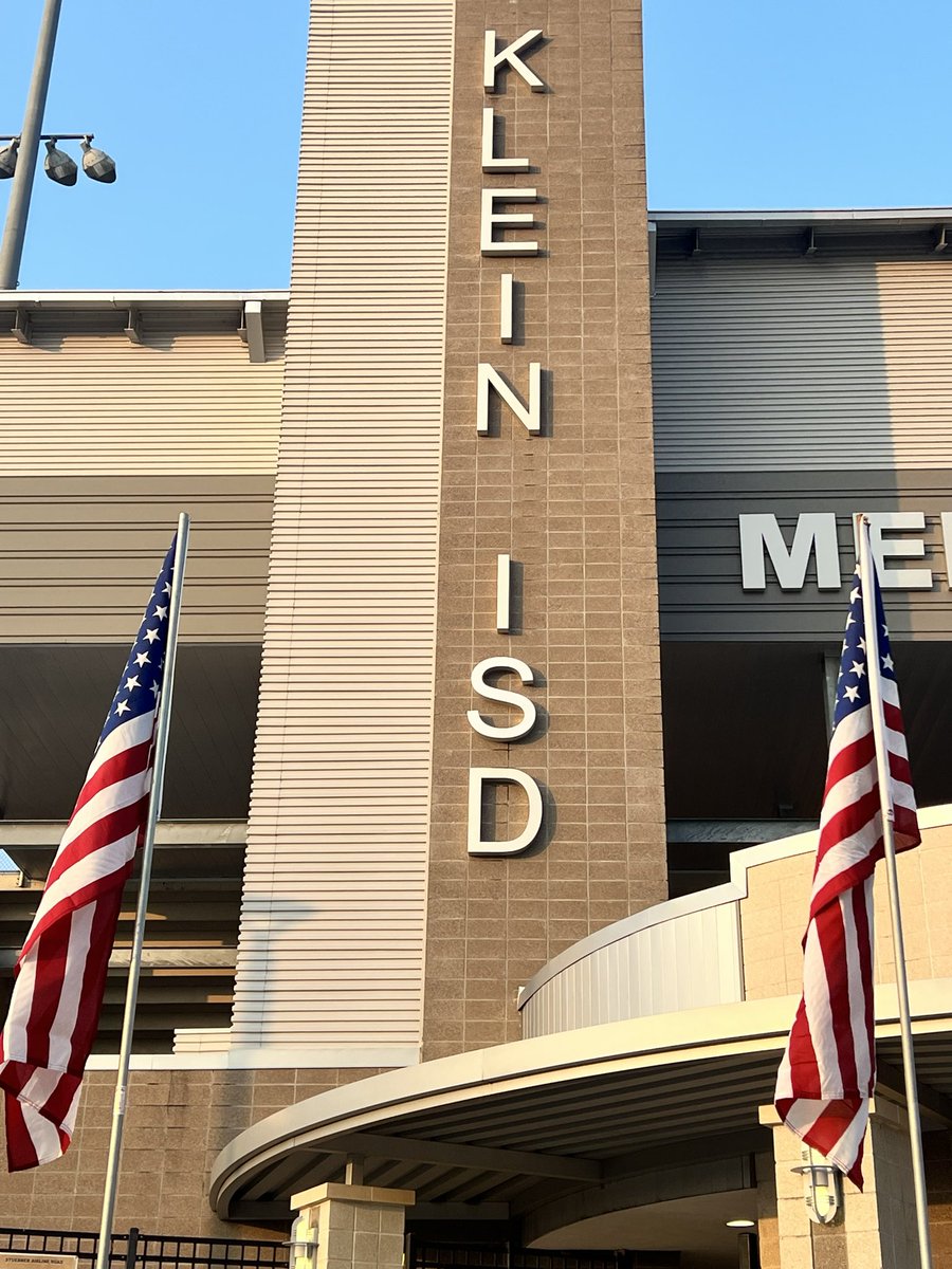 Showing Our #Classof2023 Honor with Flags! 🇺🇸🇺🇸🇺🇸
#Congratulations
@KleinISD @KleinFoundation @KleinCain @KleinCollins @KleinOak @KleinForest @KleinHigh 
@JustinElbertPR @jenny_mcgown

Also, Happy #MemorialDay2023 
#KleinFamily #AmericanFlag