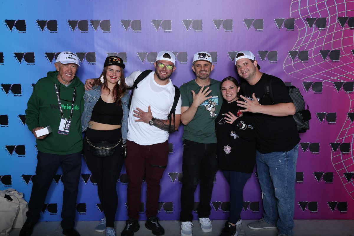 AmandaMyth_'s tweet photo. @garyvee Hey Gary!! It was wild meeting you again 🔥
My brother @paul_heyne always hooks me up and keeps me in the loop but I don’t have a Vee friends YET 

0x0B128B7649AF7d319aE5d5E99CFBa3D4CaB369bF https://t.co/JyAOdA4qj8