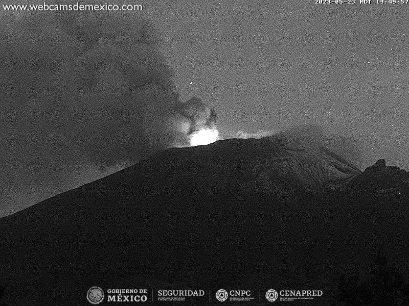 SkyAlertMx's tweet photo. Actualización #Popocatépetl - 19:50 h.

En las últimas horas, el tremor (sismicidad volcánica asociada a la emisión de bombas de lava y ceniza) disminuyó considerablemente. Aún mantiene una débil emisión, hacia el lado de Puebla, sin que se observe bombas de lava en la zona cercana al cráter. 

🚦AMARILLO 3
🚷radio de seguridad 12 km

Imagen: @webcamsdemexico