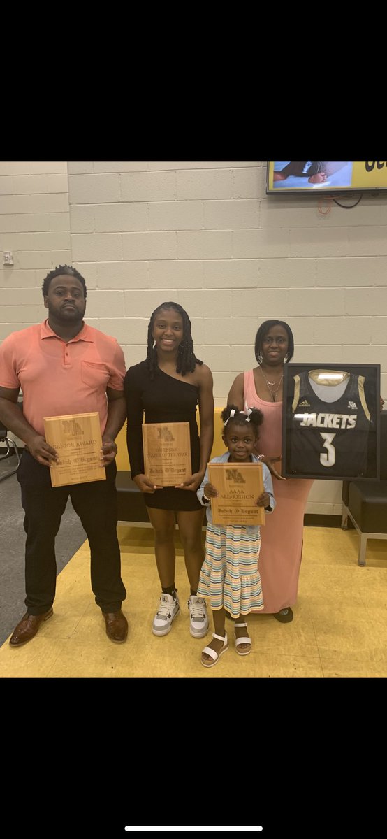 JadahOB3's tweet photo. So grateful for the coaches that pushed me beyond my limits and to the teammates that encouraged me to continue going!❤️Could’ve never asked for a better 4 years of my life! https://t.co/IrL8VULWZZ