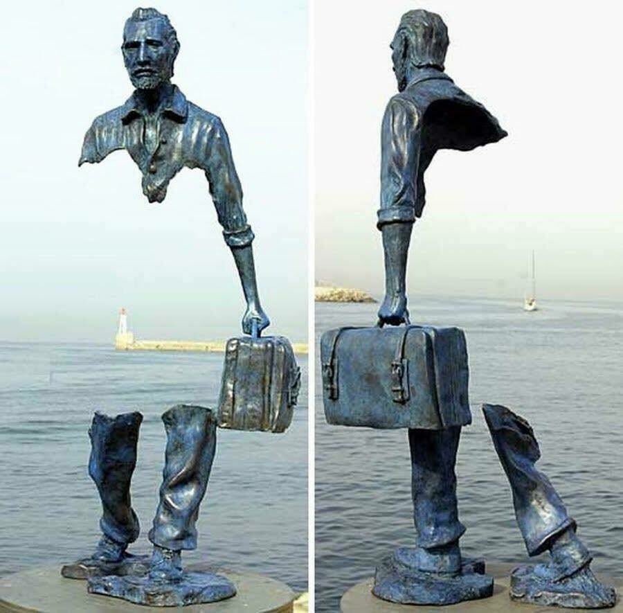 FotosDeFatos's tweet photo. Estatua de Bruno Catalano que simboliza o vazio que se produz na pessoa obrigada a abandonar sua casa, sua vida e sua terra por qualquer razão. https://t.co/1hmXJ1SQrm