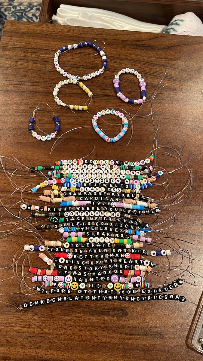 thatlavendahaze's tweet photo. Finished bracelets for today π₯° more to come tomorrow! Canβt wait to trade with everyone on Saturday ! #metlifenight2 #TSTheErasTour @taylornation13 https://t.co/YhNDDDBs2M