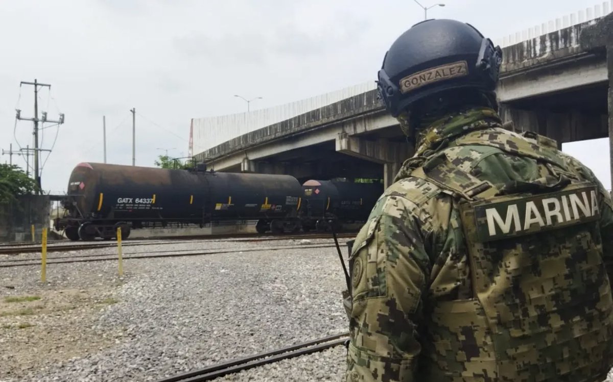 azucenau's tweet image. #ÚLTIMAHORA | Fuentes consultadas por MILENIO revelan que López Obrador y Germán Larrea llegaron a un acuerdo por la ocupación temporal de la #SEMAR a tramos ferroviarios de #Ferrosur, aunque no citaron la cifra, revelaron que se trata de un “muy buen acuerdo”