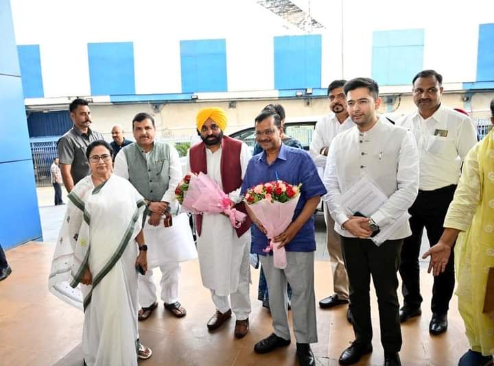 Pradeep93272176's tweet image. #सड़ जी पूरी #कैबिनेट को लेकर कलकत्ता घूम रहे हैं, दिल्ली को कौन संभाल रहा है फिर 🤔🤔
