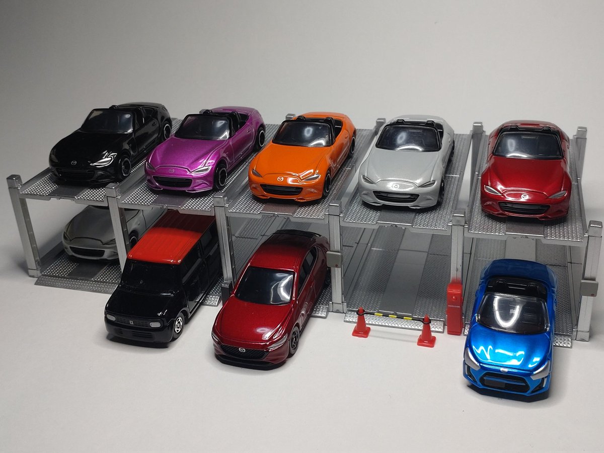 トイズキャビンの1/64立体駐車場コレクション

集めたトミカのロードスターコレクションを並べて飾りたいが為に結局5回まわして来ました😅

バリとか精度とかそれなりなのでキッチリ組むにはある程度加工が必要ですね👍

並べるの大好きマンなので大満足です😄🎵