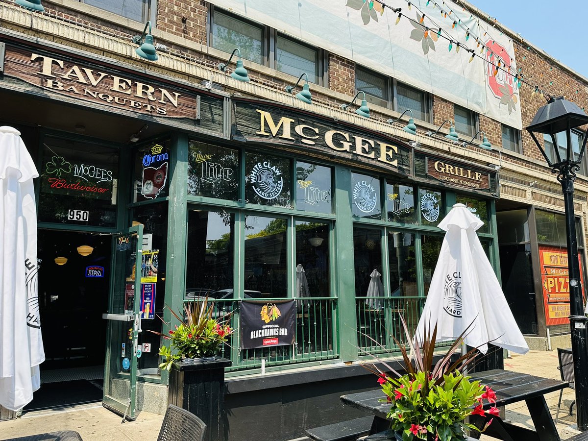 JoshMoulton's tweet photo. McGee’s. Pics for paintings. #depaul #mcgees #websterave #picsforpaintings #chicago #lincolnpark @mcgeeschicago @depaulu @chicagobars https://t.co/EcpS1tQV9J