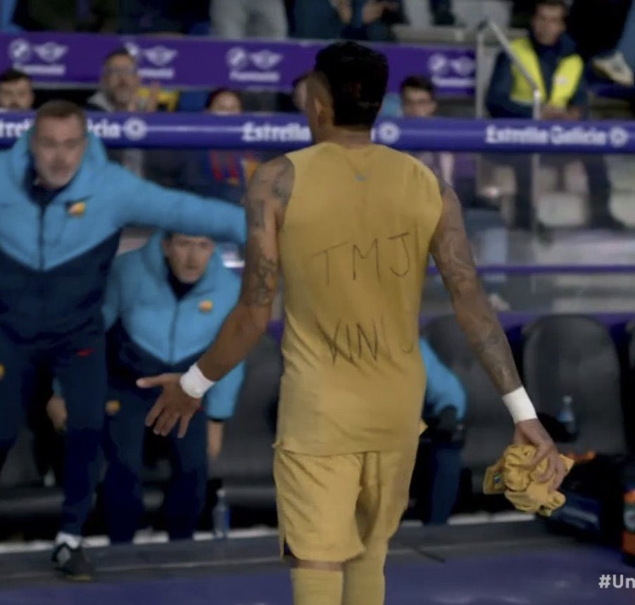 choquei's tweet photo. 🚨FUTEBOL: Ao ser substituído no jogo do Barcelona, o jogador brasileiro Raphinha exibiu uma camisa em apoio a Vini Jr.

“Enquanto a cor da pele for mais importante que o brilho dos olhos, haverá guerra” https://t.co/F4BX62uB7B