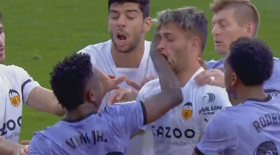 Zona_Blaugrana's tweet image. - Vinícius sin sanción por agredir a Hugo Duro.
- Valverde sin sanción por agredir a Baena.
- El Espanyol sin cierre de estadio por invasión, tirar objetos e ir a agredir a los jugadores del Barça.
- Tres partidos de sanción para Lewandowski por tocarse la nariz.

SINVERGÜENZAS‼️