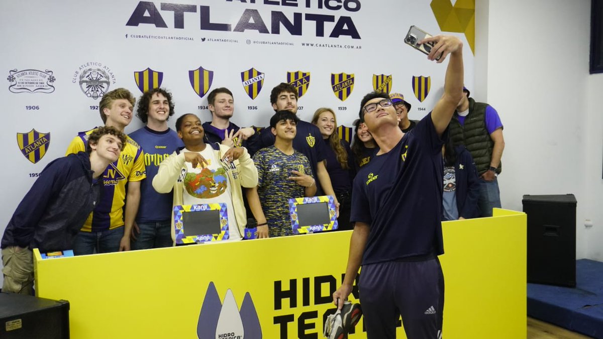 NotiAtlanta's tweet photo. En el día de ayer estudiantes de la universidad Atlanta Tech, de Atlanta Georgia, (EEUU) visitaron al Atlanta de Villa Crespo y arrasaron con la tienda bohemia. 

Fotos gentileza @atlantaoficial https://t.co/VJPZDkeg58