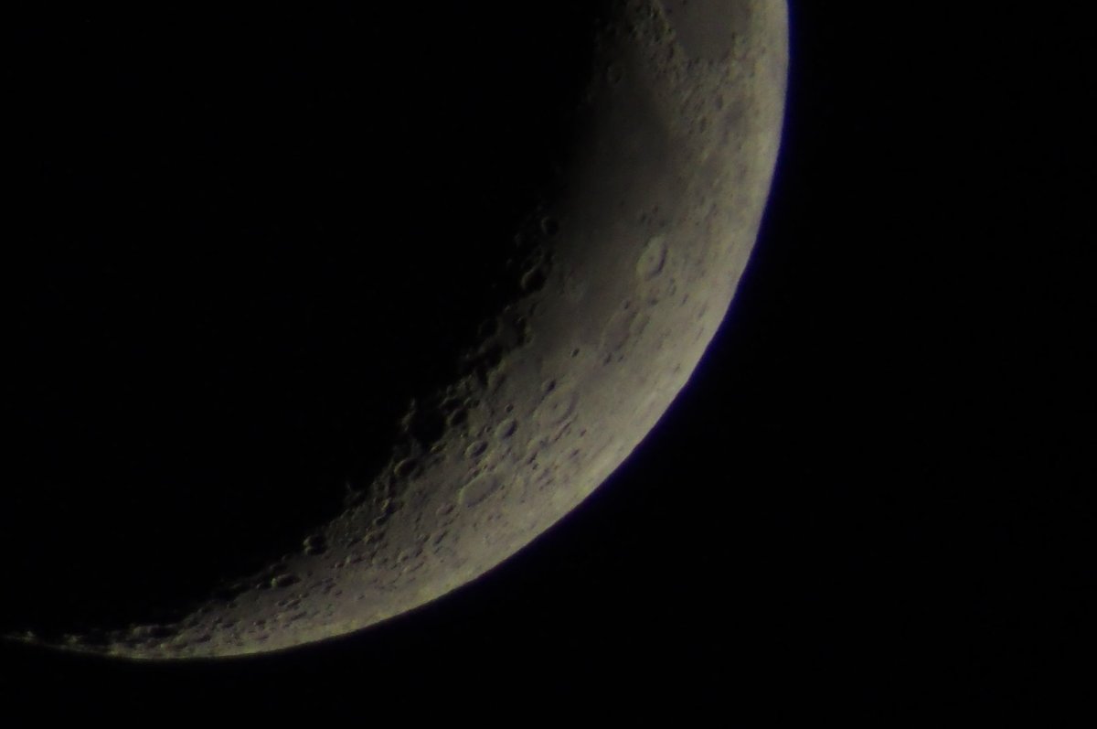 The Moon how I see it from my balcony. Digiscoping test with Optolyth TBS80 birdscope and Olympus OM-D E-M10 Mark II

#digiscoping #optolythtbs80 #olympus #olympusomdem10markii #kuu #photo #photography #valokuvaus #hobby #harrastus