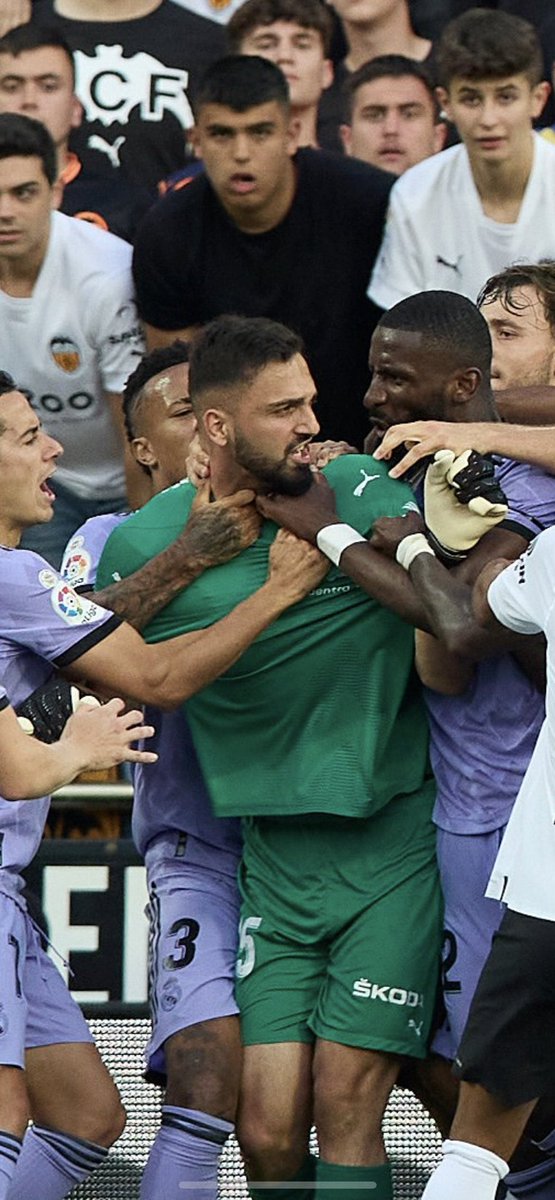 El valencia asfixia y el Madrid da masajes gratis!!!!!!