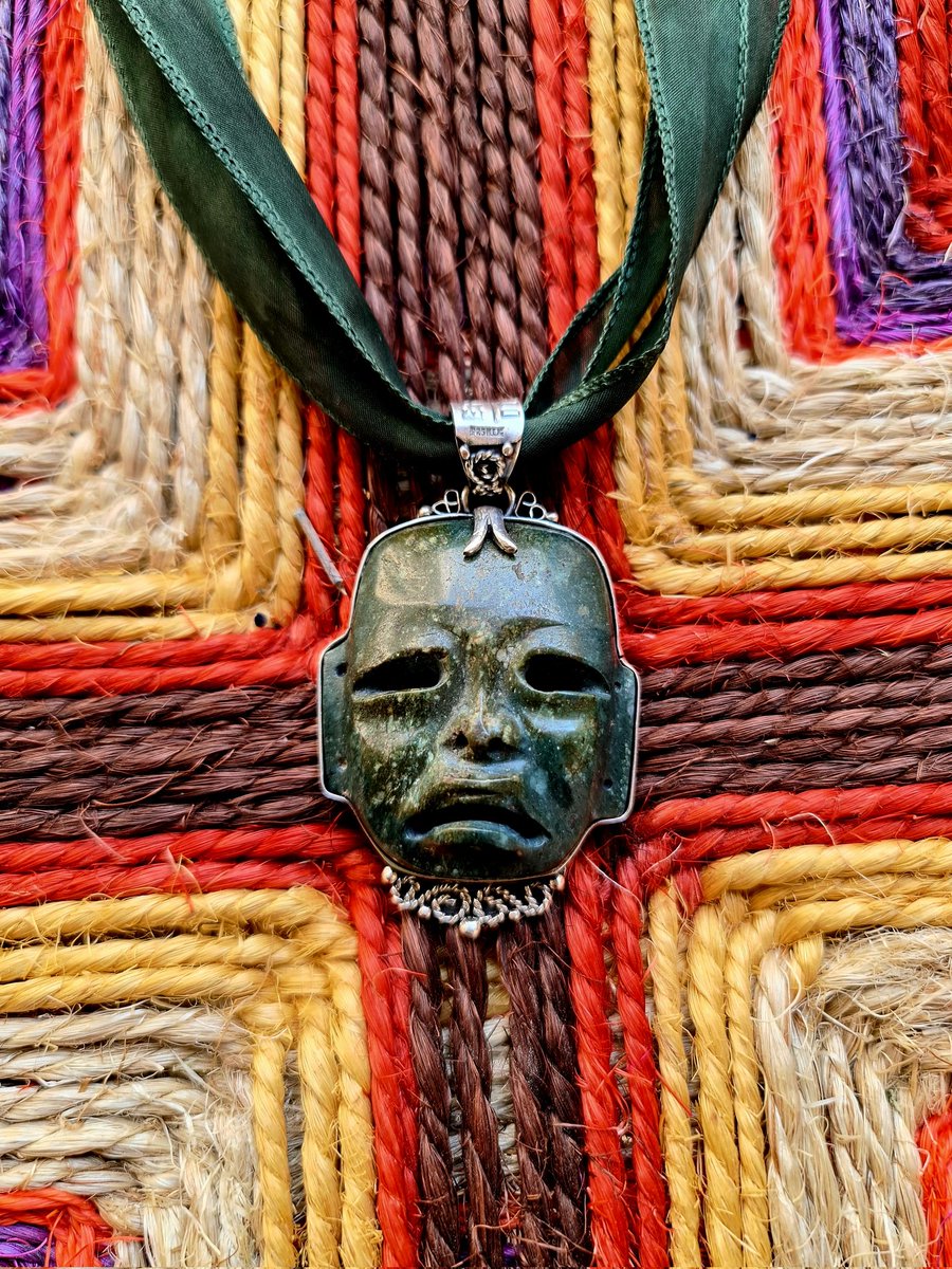toscanonahui's tweet image. Les comparto una mascarita #olmeca u #olmecoide que tallé en serpentina de #Chenalhó. 
Montada en plata por @Iztaccualli_Eli 
Le perfore sus ojitos y  boca. La nariz no... porque eso comprometía la integridad de la pieza.
Sin dudas es de las que más me han gustado.