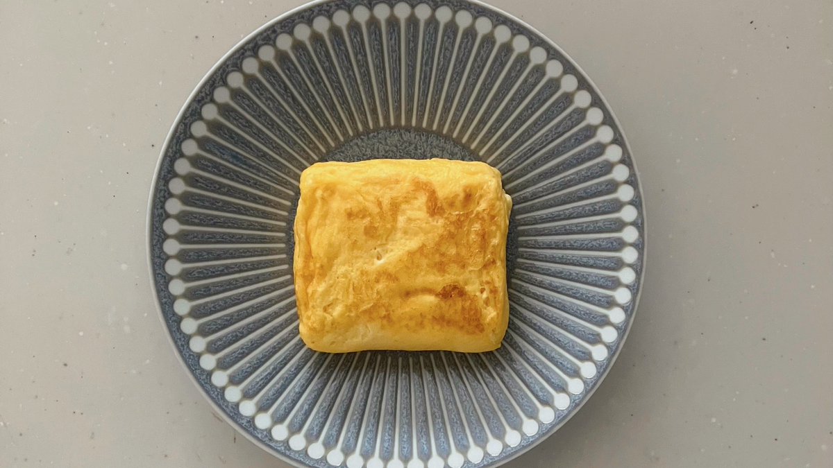Sakichan1230's tweet photo. 卵１個でも縦半分に折りたためば、十分厚みがあって美味しいの🥚✨ https://t.co/9spCM058fy
