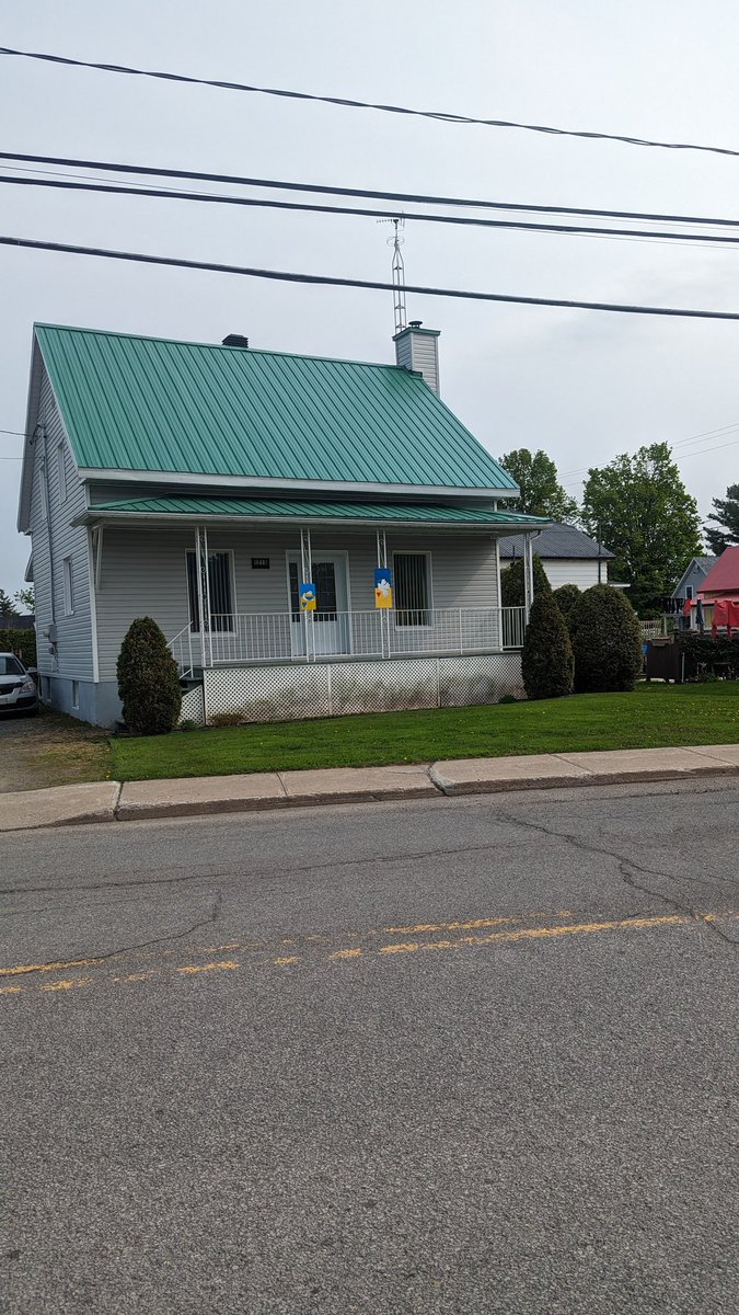 ArsenSenishin's tweet photo. Driving along highway 132, which goes through the entire province of Quebec, it is very beautiful. When we sell small villages, you can often see such signs on people's houses. It is very motivating to go further and it is gґgreat support. Thank you, it is much appreciated https://t.co/MKJWlg1F98