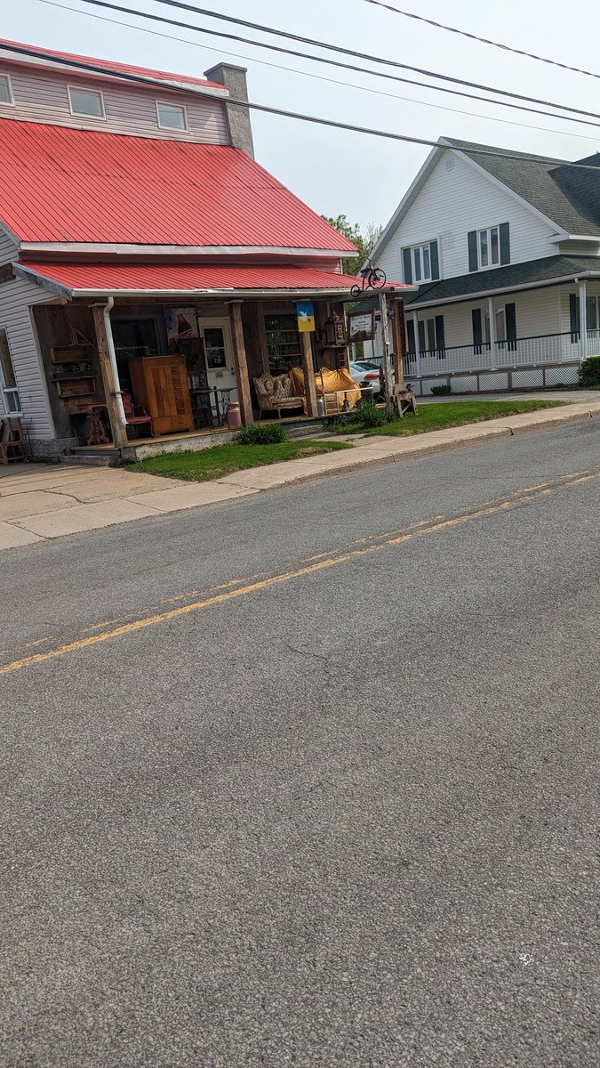 ArsenSenishin's tweet photo. Driving along highway 132, which goes through the entire province of Quebec, it is very beautiful. When we sell small villages, you can often see such signs on people's houses. It is very motivating to go further and it is gґgreat support. Thank you, it is much appreciated https://t.co/MKJWlg1F98