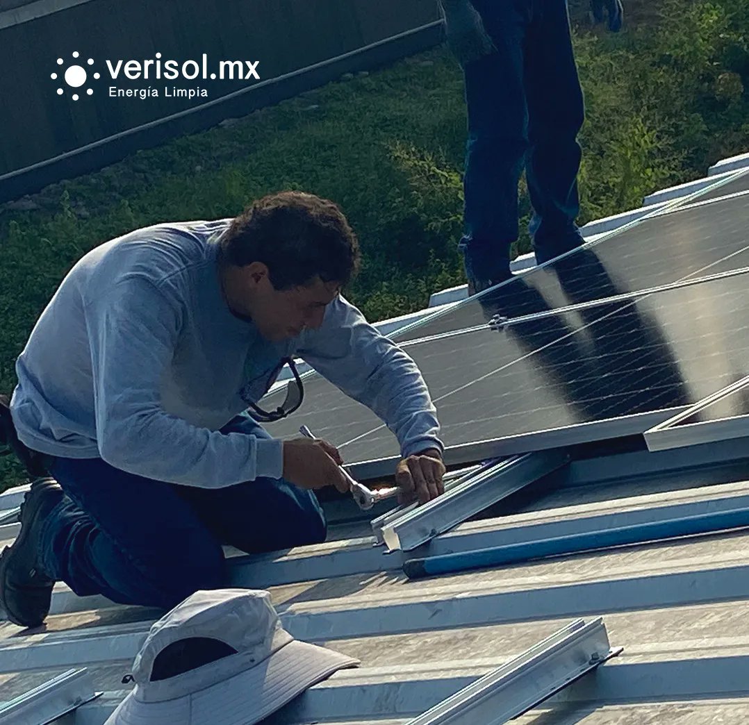 Nuestro equipo trabaja para brindarte el mejor servicio y la más alta calidad.. ¿Qué esperas? Cotiza tu instalación 👷 ☀️ #PonlePaneles #PanelesSolares #Mexico #Sustentabilidad #EnergiaLimpia #EnergiaSolar