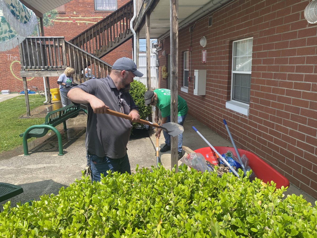 MUSOMWV's tweet photo. We had a great time power-washing, pulling weeds, mulching &amp; planting herbs &amp; vegetables in new raised garden beds for #ProjectHope residents. It feels great to give back to our community during #CommunityCaresWeek.

There's still time to join us! https://t.co/nrZxgf9BIJ https://t.co/Jm9wunrf10