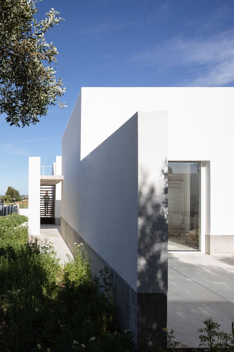 Arqenblanco's tweet photo. Casa con dos alas - Sol 89
Imagen: Fernando Alda
________________________________
#sol89 #fernandoalda #sanlucardebarrameda #españa #arquitecturaespaña #arquitecturaenblanco #arquitecturaespañola #arquitectura #architecture #architectureinwhite #design https://t.co/pGqViuCmfY