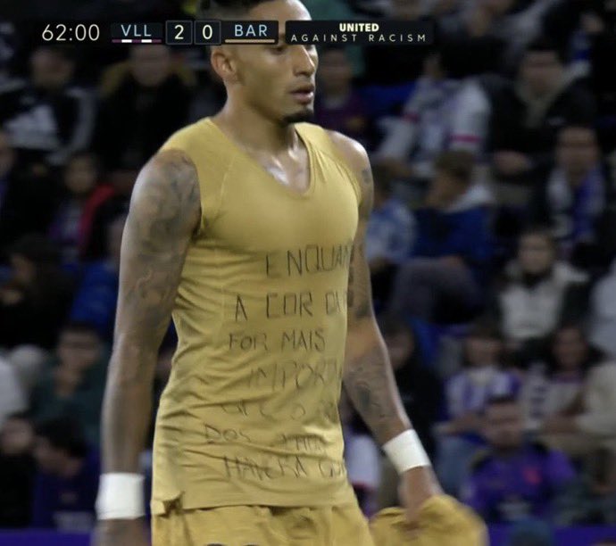 DjMaRiiO's tweet photo. 2 Mensajes de Raphina en su camiseta:

-"Mientas el color de la piel sea más importante que el brillo de los ojos, habrá guerra en el mundo".
-"Estamos contigo Vini". https://t.co/MvliQCg62G