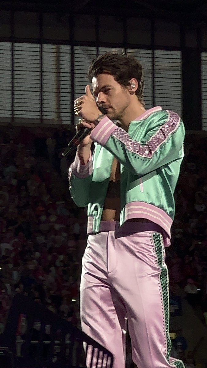 this outfit 🥹 #hslot23CoventryN2
#HarrysHorns #HarryStyles