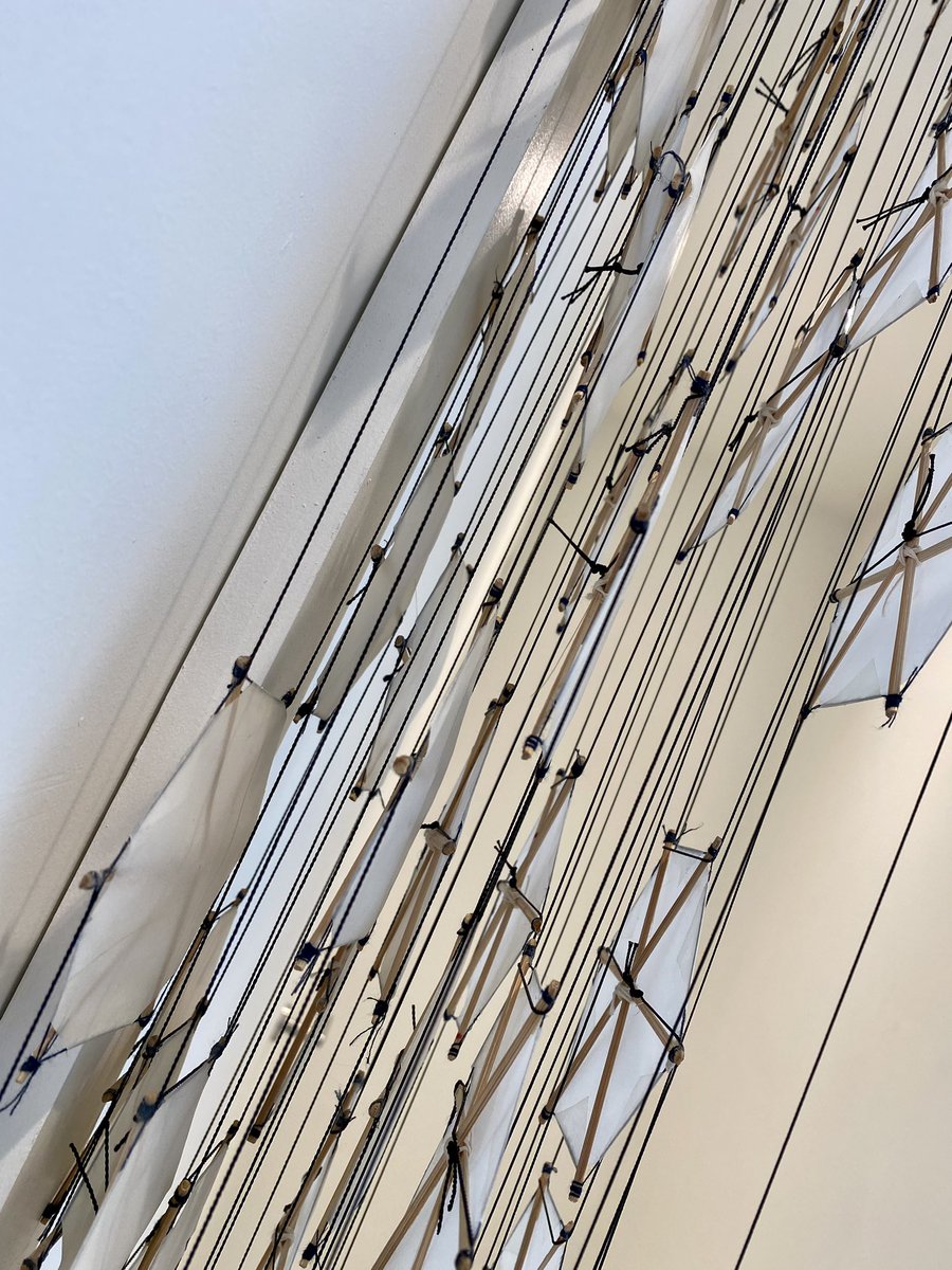 Guiguiii94's tweet photo. Vernissage chez la jeune galerie  #ClavéFineArts (Montparnasse) d’une superbe expo très colorée : les compositions murales de #JacobHashimoto (1973-), véritables sculptures brodées en papier japonais à tendance kaléidoscopique, mêlant dessin, peinture et collage. https://t.co/5VJauxGLOT