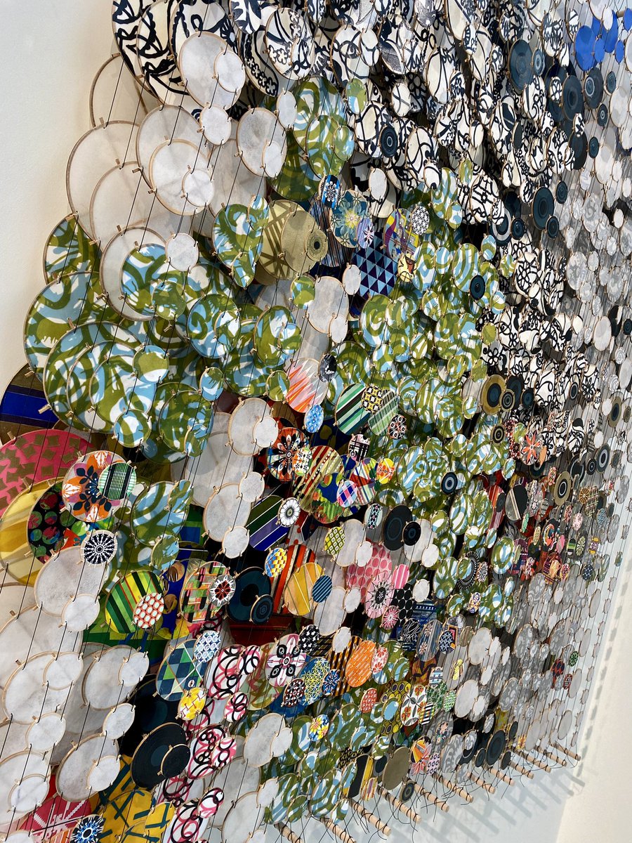 Guiguiii94's tweet photo. Vernissage chez la jeune galerie  #ClavéFineArts (Montparnasse) d’une superbe expo très colorée : les compositions murales de #JacobHashimoto (1973-), véritables sculptures brodées en papier japonais à tendance kaléidoscopique, mêlant dessin, peinture et collage. https://t.co/5VJauxGLOT
